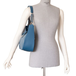 Alternative view of Borsa a spalla con tracolla in metallo R24424