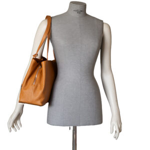 Borsa in pelle di colore marrone chiaro, con manici di Pelletteria Veneta