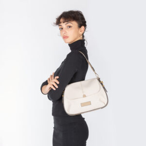 Alternative view of large grain hobo bag V25513 by Pelletteria Veneta