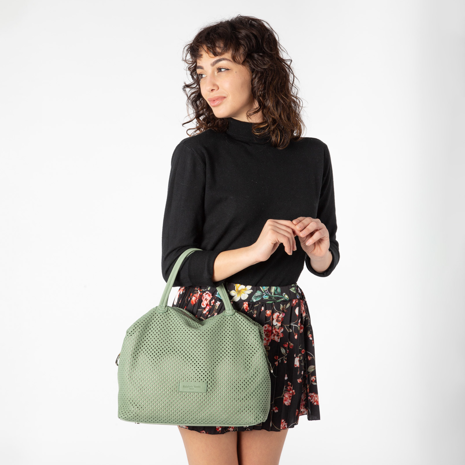 Bauletto con doppi manici N26812 in nabuk traforato di Pelletteria Veneta - immagine 2