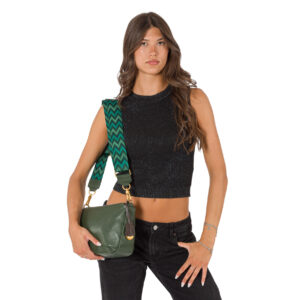 Sacca a spalla compatta in pelle da donna, con tasche laterali e tracolla in tessuto regolabile art. D27312 di Pelletteria Veneta